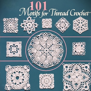 Puede incluir: Una portada de libro turquesa con el título "101 Motivos para Ganchillo de Hilo" en escritura blanca. La portada muestra varios patrones de ganchillo de hilo blanco, incluyendo cuadrados, círculos y formas geométricas, mostrando diferentes diseños y texturas.