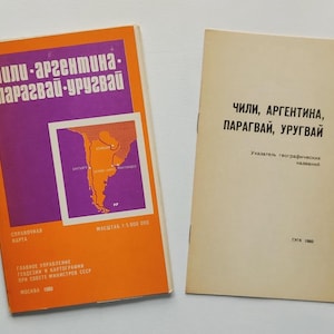 Może przedstawiać: Dwie zabytkowe przewodniki turystyczne. Jeden ma jaskrawo pomarańczową okładkę z fioletowym tekstem i mapą Ameryki Południowej. Druga książka ma beżową okładkę z czarnym tekstem. Obie książki są w języku rosyjskim.