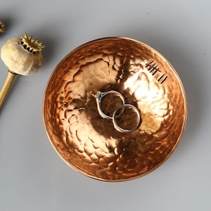Tigela de cobre para casamento, 7º aniversário, anel de cobre, design de marcas de contagem, recipiente - Prato de cobre com algarismos romanos - Tigela para ele - Prato de joias para ela