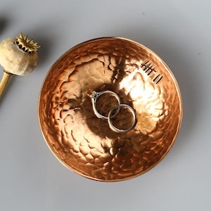 Porta-anéis de cobre para 7º aniversário - Design com marcas de contagem ou numerais romanos