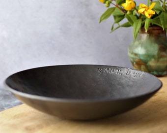 Grote metalen catch all bowl - Gegraveerd housewarming cadeau voor vrienden - Gepersonaliseerd huwelijkscadeau voor koppel - 6e huwelijksverjaardag cadeau 1