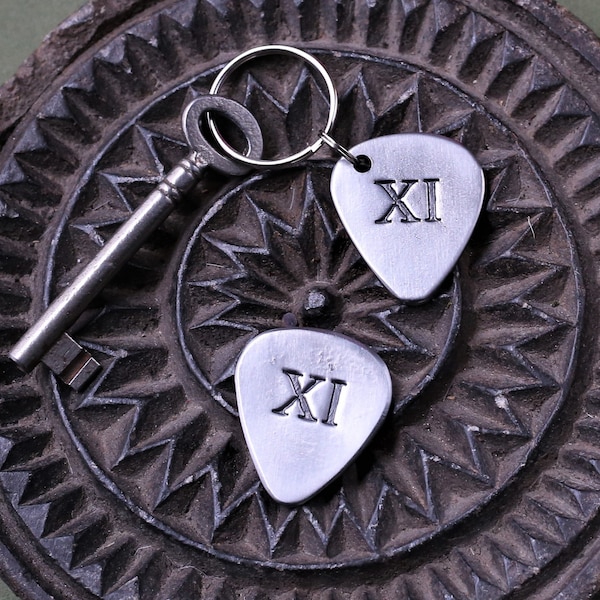 Gitarrenplektrum zum 11. Jahrestag aus Stahl mit römischen Ziffern, Geschenk aus geschmiedetem Metall für Ihn, Erinnerungsstück für Ehemann und Bruder