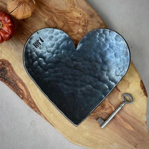 Piatto a forma di cuore in ferro, regalo per il 6° anniversario - Pronto per la spedizione, TI AMO, 6 segni di conteggio, piatto per fede nuziale, regalo per coppia - regalo romantico