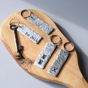 10周年記念キーホルダー 槌目加工アルミニウム製：伝統的なカップルギフト