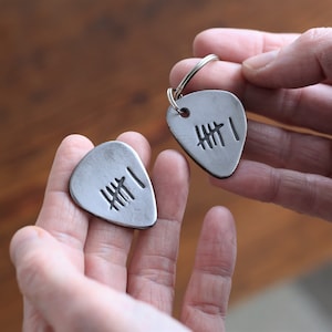 Plectrum de selección de guitarra del sexto aniversario de hierro con números romanos o diseño de marca de cuenta, regalo de metal forjado para él, ficha para el hermano marido