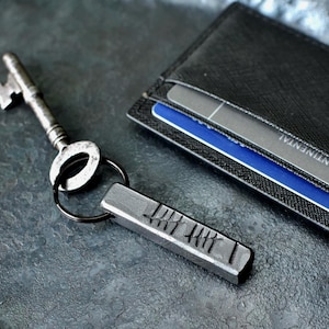 Dark Steel Bar Schlüsselanhänger - 11 Tally Marks oder Est. Jahr 2014