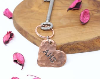 Personalisierter Schlüsselanhänger in Herzform aus Kupfer zum 7. Hochzeitstag. Erhältlich in 2 Designs.