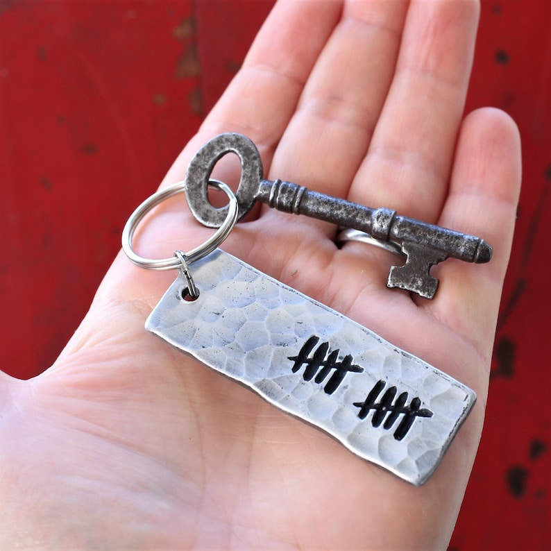 Aluminum Key Chain for 10th Anniversary Gift 10 Year Tin Keyring Wedding Gift for Wife and Husband Personalized Couples Gift Ready to Ship Tally Marks 卌 卌