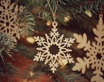 Flocons de neige décorations de Noël cintres d’arbres Flocons de neige en bois 7cm / 2,76in