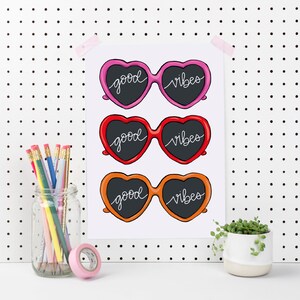 Lámina artística con diseño de gafas de sol con forma de corazón y buenas vibras, decoración para dormitorio, decoración para chica jefa, póster con buenas vibras, decoración para habitación de niñas, arte para el hogar y la oficina, arte de pared con gafas con forma de corazón