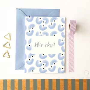 Tarjeta de "Está aquí" para bebé varón Tarjeta de nuevo bebé varón Anuncio de nacimiento de bebé varón Tarjeta de recién nacido Tarjeta de nuevo bebé Anuncio de bebé varón Tarjeta azul para nuevos padres