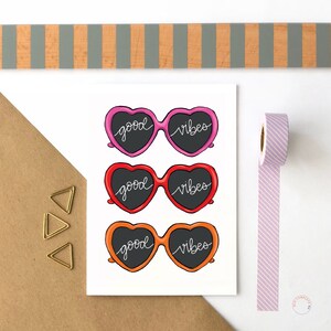 Carte illustrée de lunettes de soleil en forme de coeur Good Vibes