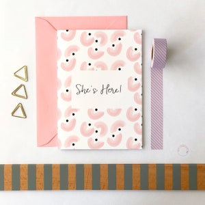 Carte Elle est là bébé fille, nouvelle carte bébé fille, carte nouveau bébé, faire-part de bébé, félicitations petite fille, carte de bébé, carte de naissance