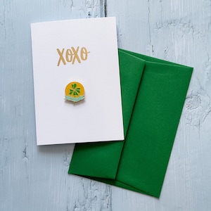 Xoxo Scegli la tua carta con spilla Biglietto di auguri personalizzato Biglietto per la fidanzata Biglietto per il fidanzato Progetta la tua carta Biglietto con spilla smaltata