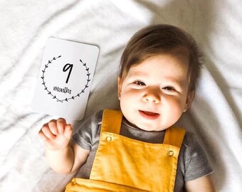 Wreath Baby Milestone Cards, Gender Neutral Monthly Markers