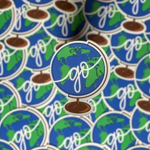 Pegatina de vinilo Go Globe para viaje, para portátil o botella de agua, calcomanía de globo Wanderlust, regalo para amantes de la aventura, senderismo, botella, regalo para actividades al aire libre