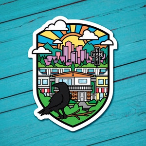 Puede incluir: Una pegatina colorida que representa una ciudad con un cuervo negro posado en una rama. La ciudad incluye edificios, un tren y una señal de calle que dice "El Van St.". La pegatina tiene un estilo retro y vintage.