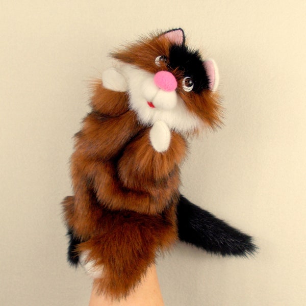 Rote Katze mit schwarz-weißer Handpuppe. Marionette. Bibabo. Handpuppentheater. Puppentheater für Kinder zu Hause. Rote Plüschkatze. Spielzeughandschuh.