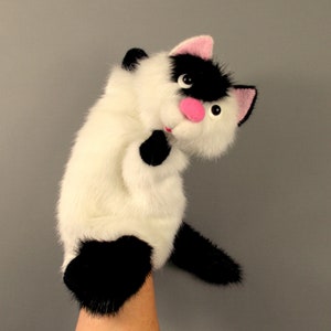 Burattino da mano Gatto Bianco - Nero per home theater. Gatto divertente del guanto del burattino. Marionetta marionetta. Burattino animale peloso.