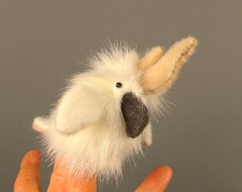 Tiny Cockatoo vingerpopje Little plush Parrot. vinger theater. petite woede speelgoed. zacht speelgoed. Vogelpop voor vingers.