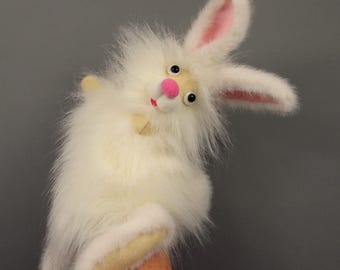 Marioneta de liebre blanca para teatro infantil en casa. Conejo marioneta. Bibabo. Liebre de peluche. Liebre de peluche. Guante de juguete. Marioneta de mano.