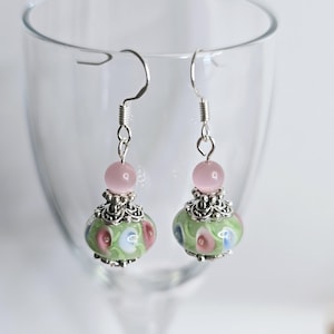 Pendientes de lampwork, pendientes de cuentas de Murano, pendientes de cuentas de vidrio hechos a mano, joyas de lampwork, pendientes de lampwork de Murano verde, rosa y azul