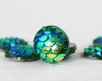 10 pieces - fish scale cabochons - 8 mm - green