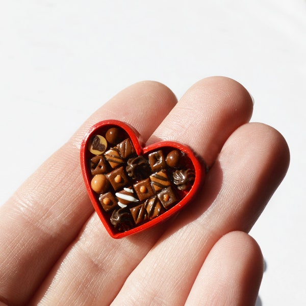 Broche coeur rouge avec des chocolats miniatures, breloque téléphone alimentaire