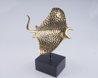 Estatua de la Manta Raya Moteada - Decoración Oceánica - Regalo Náutico