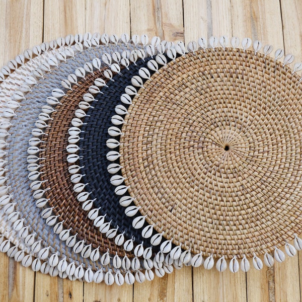 Set aus Kauri Muscheln Tischsets - Rattan Tischsets - Boho Küche Dekor - Kauri Rattan Unterteller - Teller Teller Boho