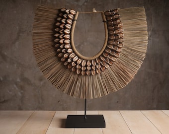 Kauri Muschel Halskette: Papua Tribal Dekor mit Ständer (40 x 32 cm)