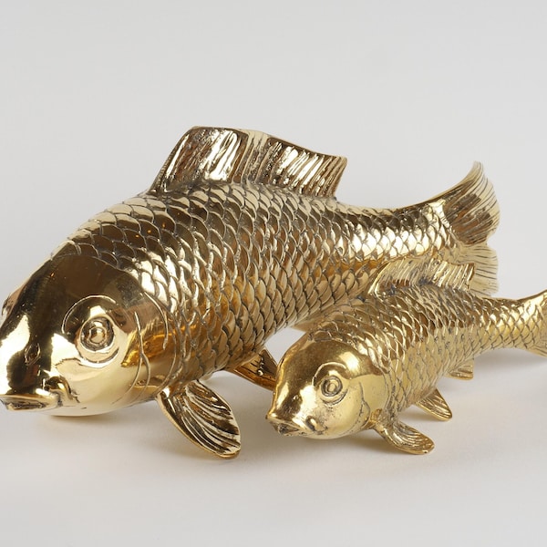 Elegante statua di pesce koi in ottone: decorazione Feng Shui serena