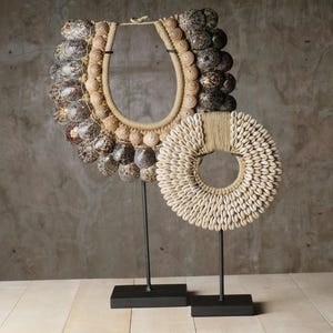 Papua Muschel Halsketten Set: Tribal Boho Decor mit Metallständer