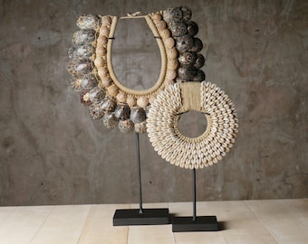 Papua Muschel Halsketten Set: Tribal Boho Decor mit Metallständer