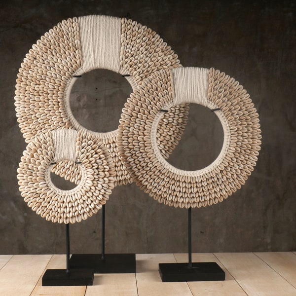 Supporto artistico tradizionale per collane Papua – Realizzato con conchiglie di ciprea e filato di cotone macramè; Scultura per esposizione di collane tribali per tavolo, mensola del camino