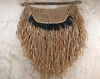 Tapiz de pared de rafia natural: decoración bohemia con plumas tribales