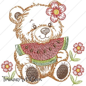 Puede incluir: Diseño bordado de un oso de peluche sosteniendo una rodaja de sandía. El oso tiene una flor en la cabeza y está rodeado de flores. El diseño es en tonos marrones, rojos, verdes y blancos. El texto "TrinasArt.Com" está en la parte inferior.
