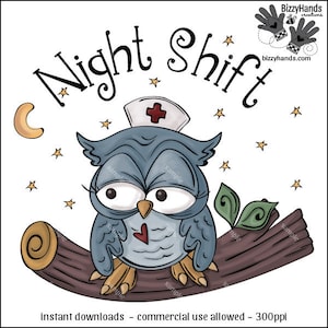 Op de afbeelding: Een blauwe uil met een verpleegstersmuts met een rood kruis zit op een bruine tak met groene bladeren. De uil heeft grote, ronde ogen en een klein rood hart op zijn borst. De tekst "Night Shift" is geschreven in een speels lettertype boven de uil.
