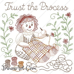 Op de afbeelding: Een rode en witte lappop met bruin haar zit te naaien. De pop is omringd door groene en bruine wijnstokken met rode bloemen. De tekst "Trust the Process" staat bovenaan de afbeelding. De afbeelding is in vintage stijl.
