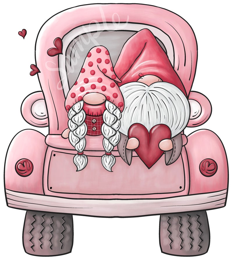 Puede incluir: Dos gnomos en una camioneta rosa. El gnomo de la izquierda lleva un sombrero de lunares rojos y blancos y una camisa a cuadros rojos y blancos. El gnomo de la derecha lleva un sombrero rojo y sostiene un coraz&oacute;n rojo. La camioneta tiene una caja rosa y neum&aacute;ticos negros.