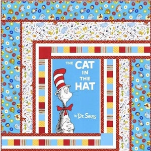 以下が含まれることがあります： 赤、黄、青の縁取りのある青と白のキルト。中央のパネルには、赤と白のストライプの帽子をかぶった猫が赤い蝶ネクタイをしている。パネルには「THE CAT IN THE HAT by Dr. Seuss」の文字が印刷されている。