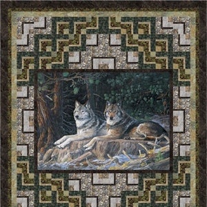 Pode incluir: Uma colcha com um padrão geométrico de quadrados e retângulos cinzentos e verdes. O centro da colcha apresenta uma imagem de dois lobos cinzentos sentados numa rocha num cenário florestal.