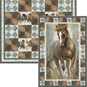 Pode incluir: Um padrão de colcha com um cavalo castanho, branco e cinza correndo por uma floresta. A colcha é feita de quadrados com um padrão de diamante no centro. A colcha é cercada por uma borda de quadrados castanhos, brancos e cinzentos.