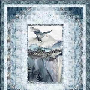 Könnte beinhalten: Ein Aquarellbild eines Weißkopfseeadlers, der über eine Bergkette fliegt. Die Berge sind in Blautönen und Grau gemalt, und der Adler ist weiß mit einem dunklen Kopf und Flügeln.