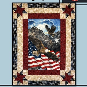 Puede incluir: Un patrón de colcha con una bandera estadounidense roja, blanca y azul con dos águilas calvas volando sobre una cordillera. La colcha está enmarcada con un patrón de estrellas rojas, blancas y azules. El título "Daring Spirit" y el texto "Villa Rosa Designs" están incluidos en la imagen.