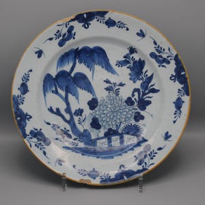 Delft Chinoiserie Charger - De Claauw, mid 18th century
