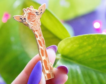 Giraffe Enamel Pin – Cute Animal Lapel Pin – Safari Animal Gift – Wildlife Pin for Backpack or Hat