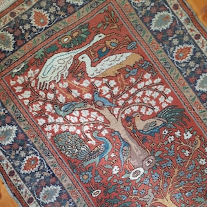 オレンジと緑の鳥と生命の木のデザインが施された上質なトルコウールのラグ、ヴィンテージのペルシャ絨毯、鳥が描かれた壁掛けタペストリー