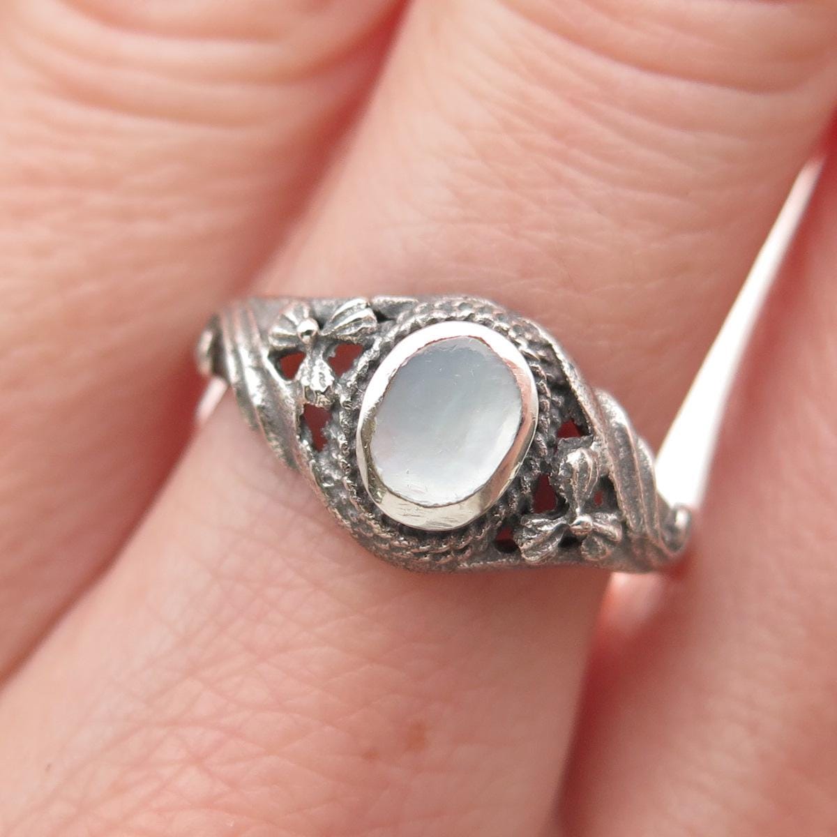 925 Sterling Silver Vintage Real MOP Flower Blossom Oxidized Ring