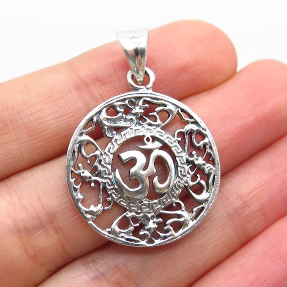 925 Sterling Silver Vintage Om Mantra Round Pendant